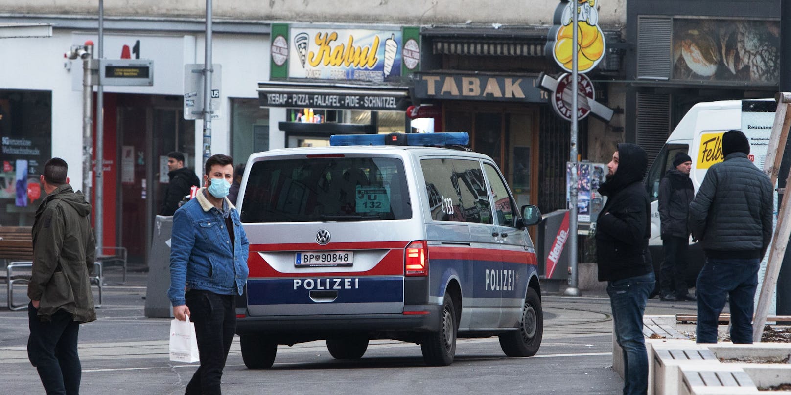 Polizeieinsatz am Reumannplatz (Archivfoto). Die Exekutive soll ab 8. Februar auch beim Friseur kontrollieren.