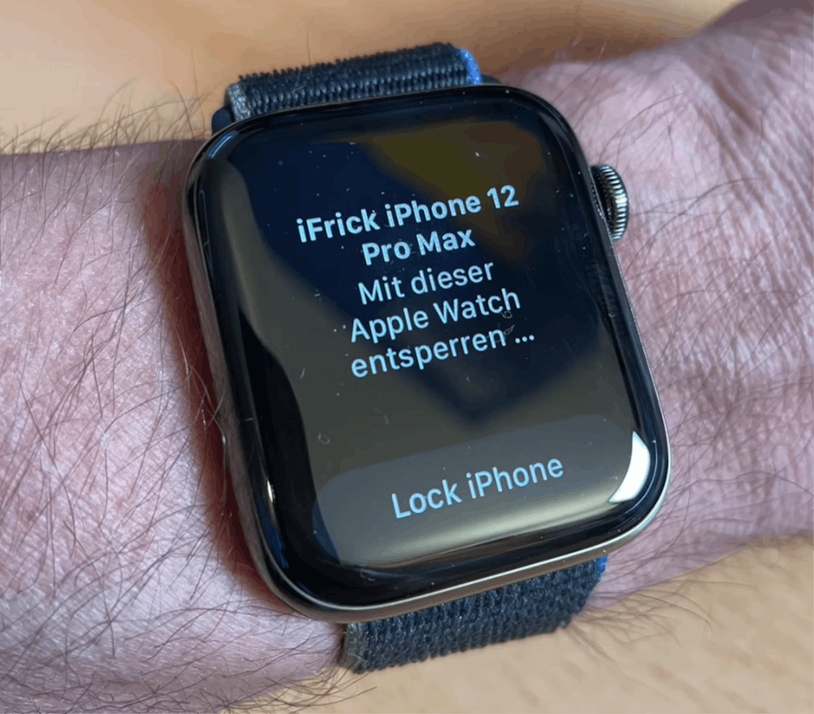 Mit der mobilen Betriebssystemversion iOS 14.5 lässt sich das iPhone künftig aber per Watch entsperren.