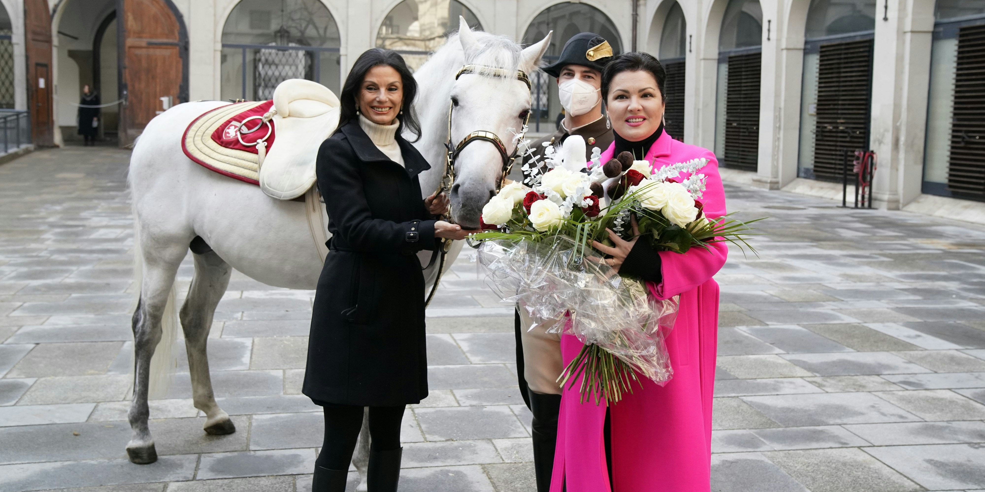 Netrebko (rechts) mit Hofreitschulen-Chefin Sonja Klima 