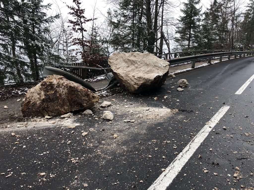 Riesige Felsbrocken stürzten auf die B 152