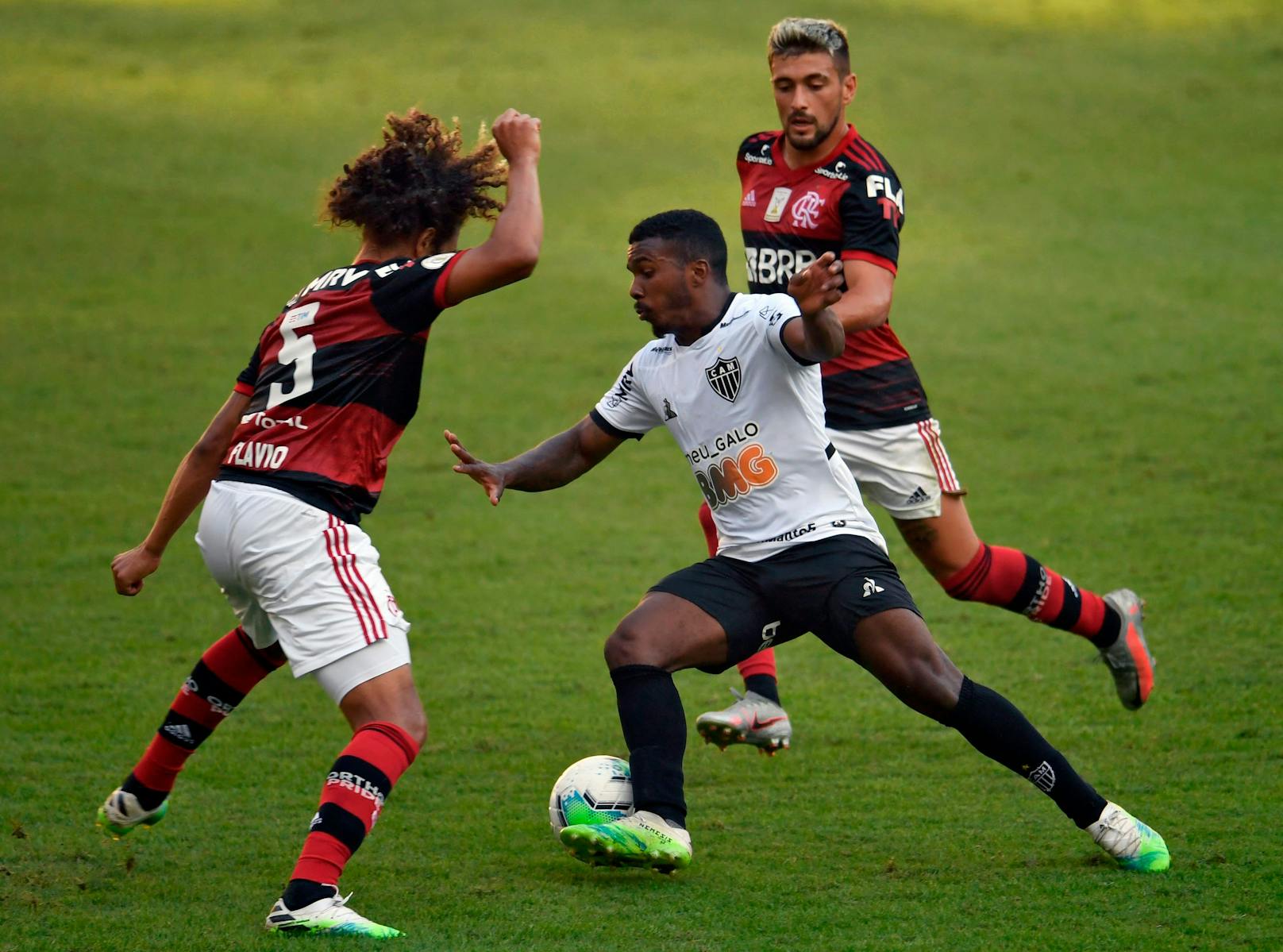 Marquinhos im Duell mit zwei Flamengo-Spielern.