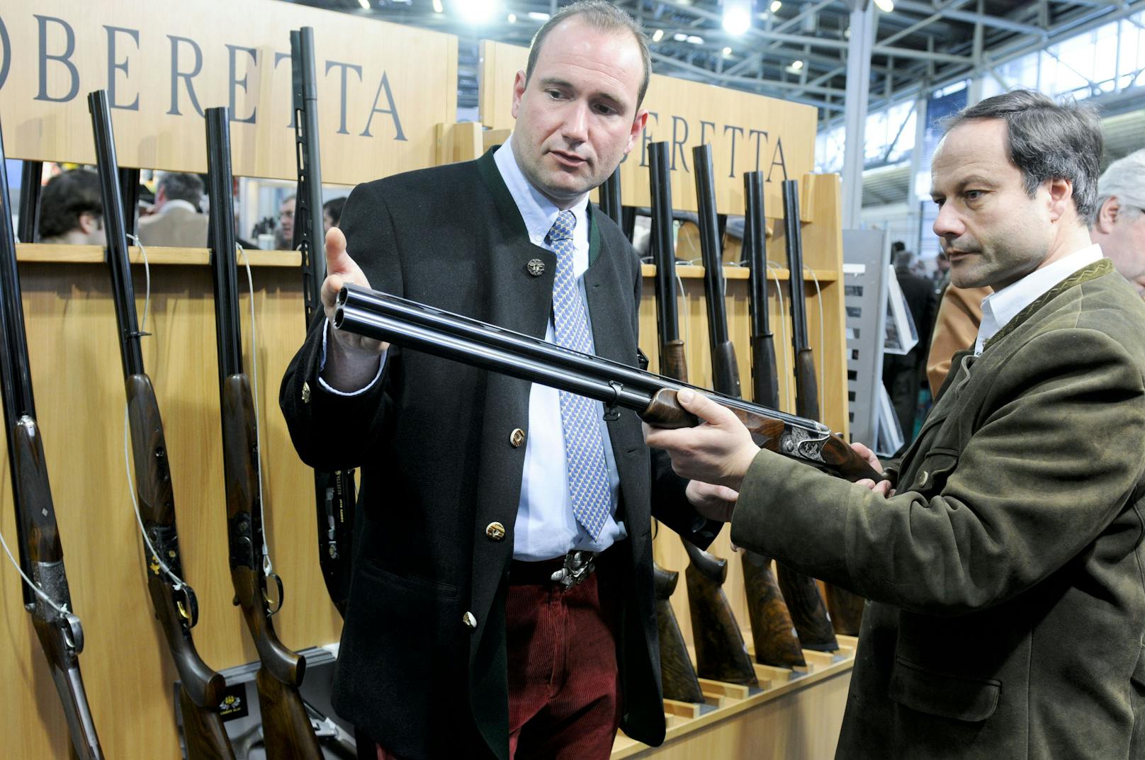 Der italienische Faustfeuerwaffenhersteller Beretta kauft den britischen Waffenproduzenten und Bekleidungshändler Holland&amp;Holland.
