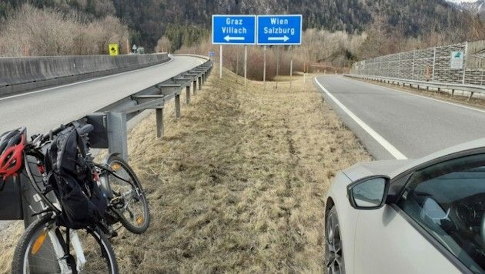 Die Polizei stoppte den Radler, er wird angezeigt.