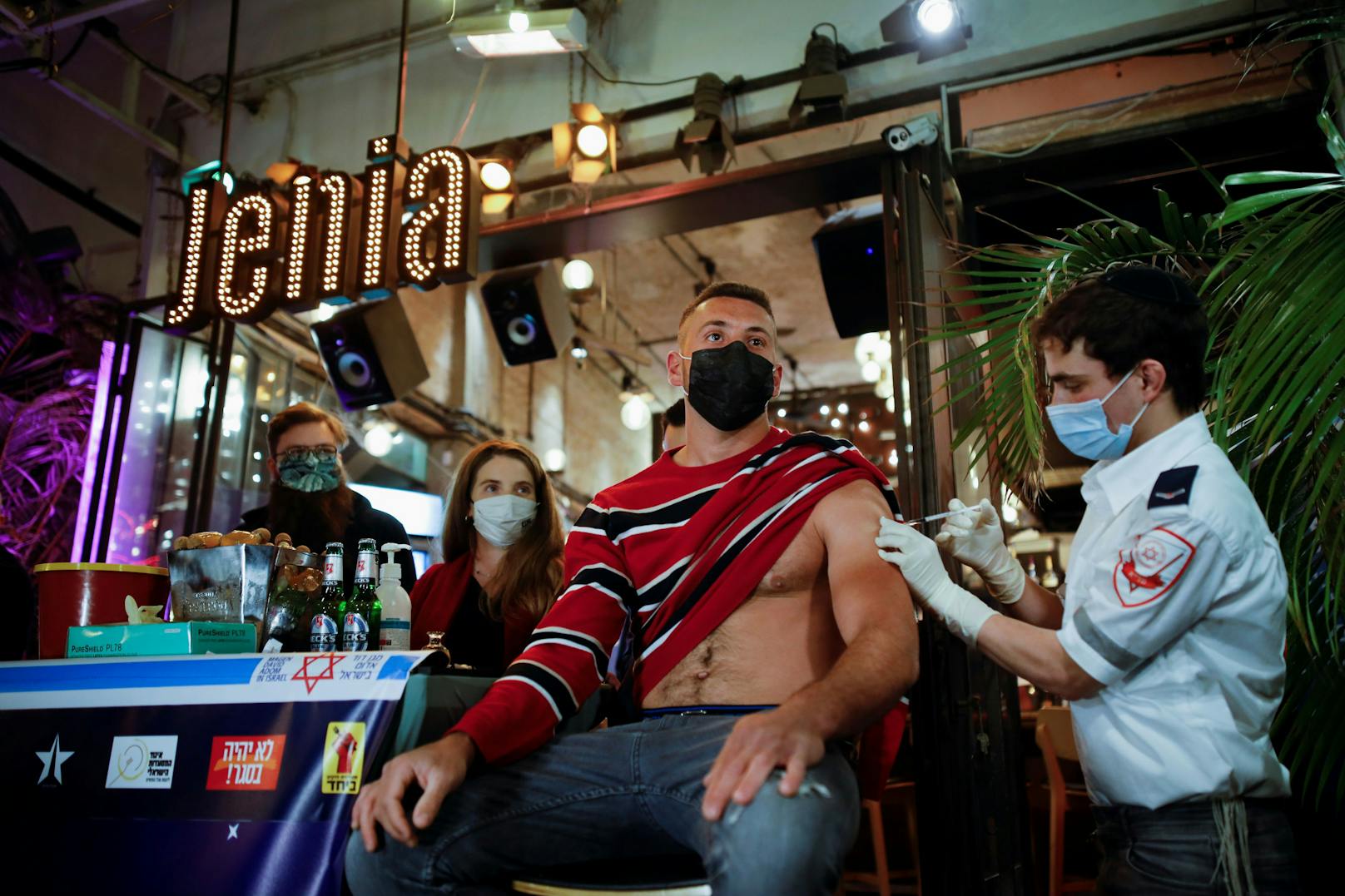 In dieser Bar in Tel Aviv bekommt jeder, der sich impfen lässt, einen Gratis-Drink dazu.