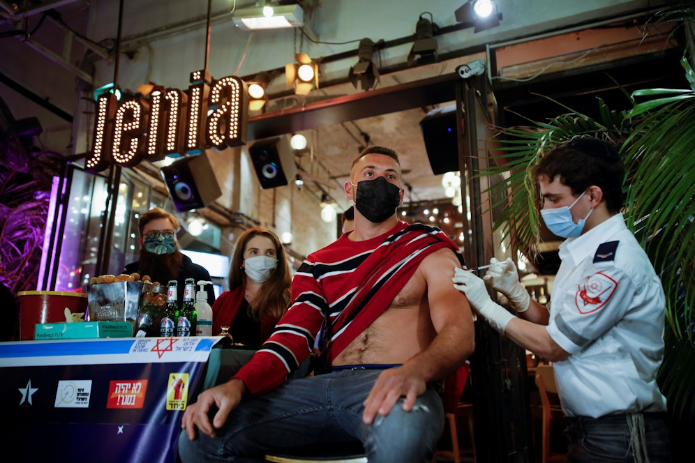 In dieser Bar in Tel Aviv bekommt jeder, der sich impfen lässt, einen Gratis-Drink dazu.