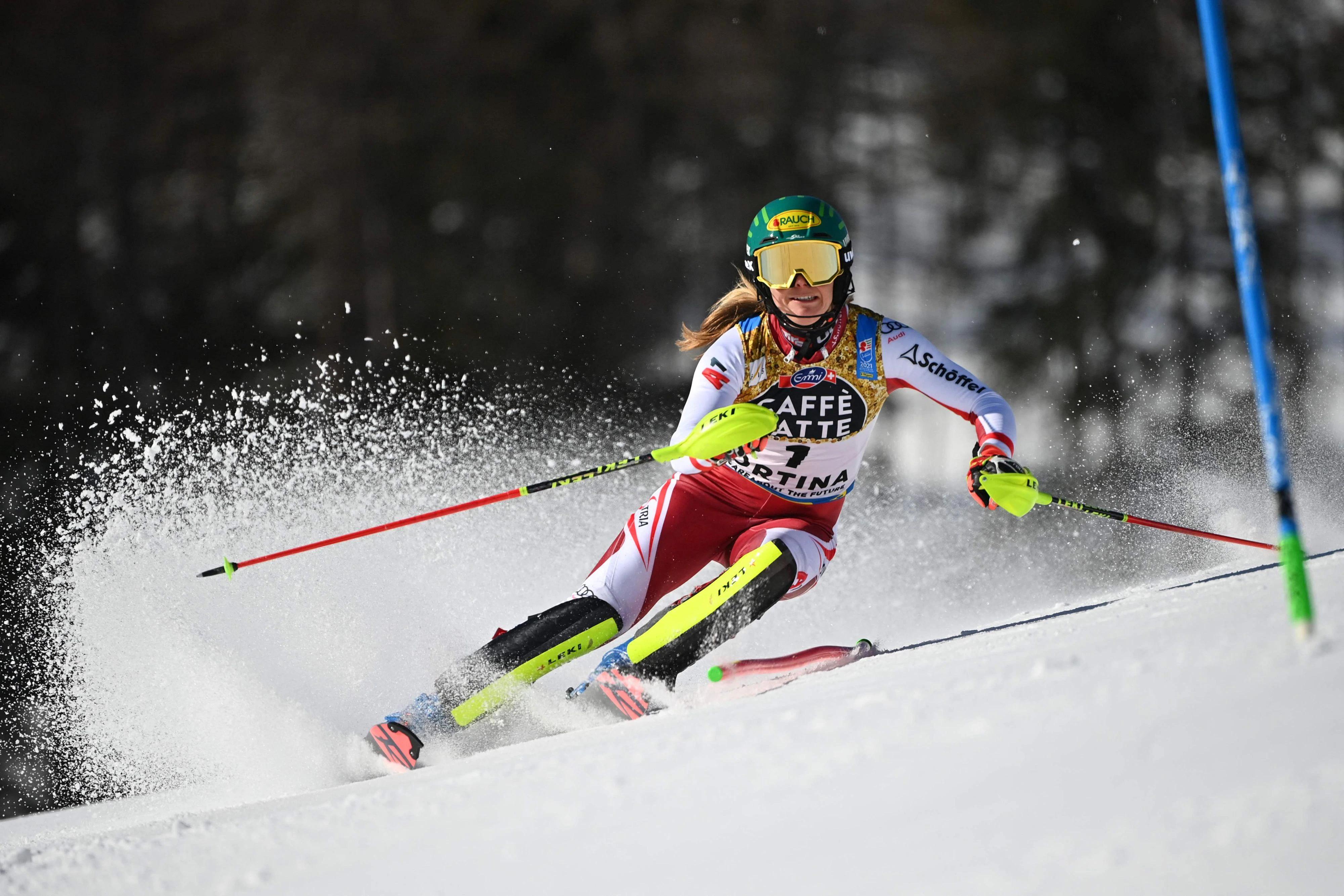 Katharina Liensberger greift nach der WM-Goldmedaille. 