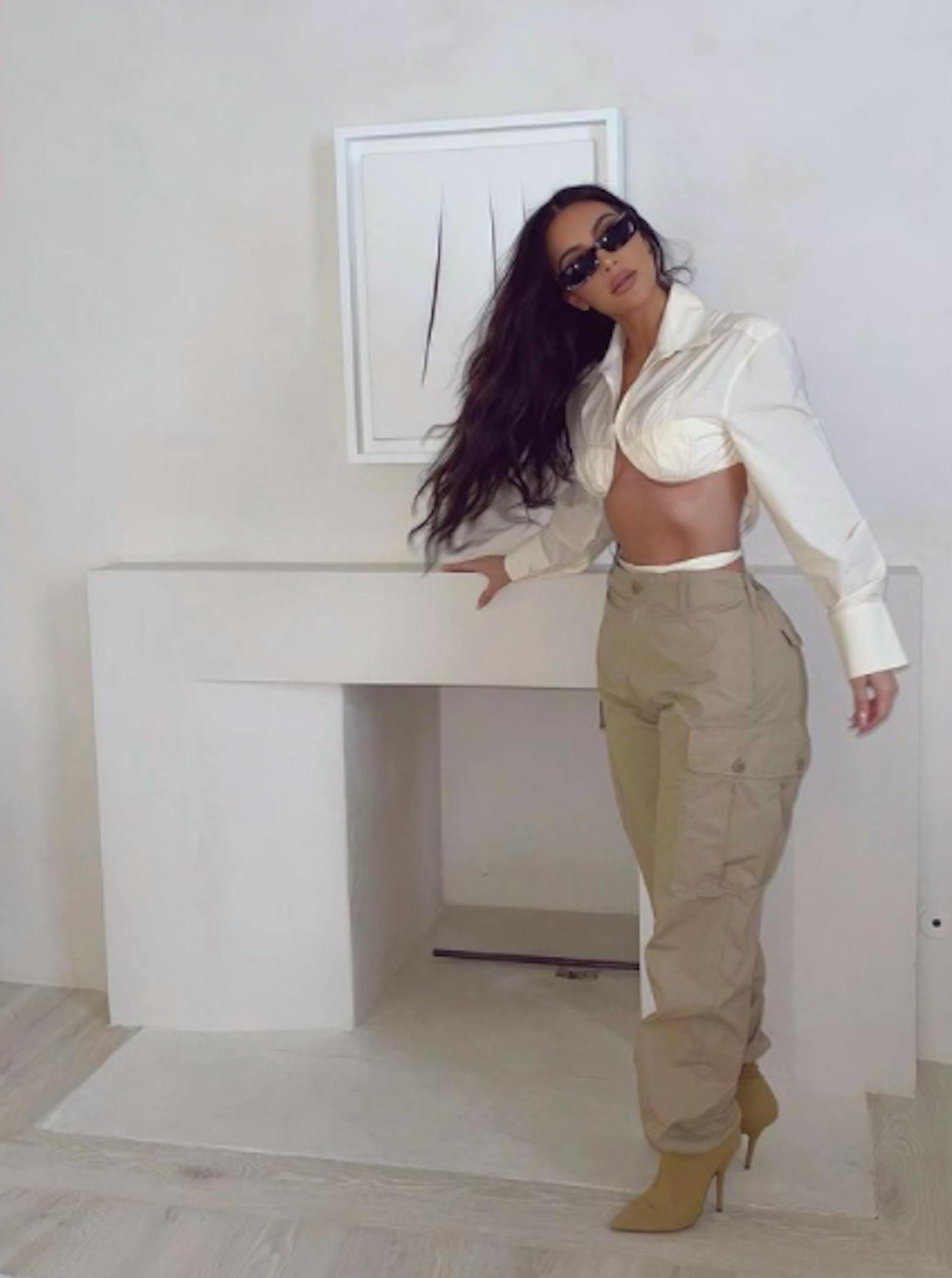 Jetzt ist es offiziell: It-Girl Kim Kardashian lässt sich von Ehemann Kanye West scheiden. Auf Instagram sprach sie kein Wort darüber, stattdessen machte sie Werbung in eigener Sache. Sie postete neun Fotos aus der Kardashians Klamotten-Linie.