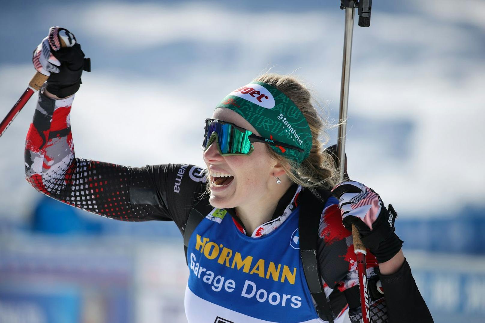 Biathlon-Star Lisa Hauser jubelt über ihren Sieg.