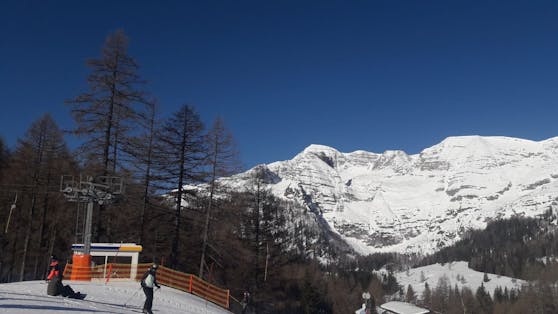 Bei einer Skitour auf das Warscheneck wurde ein Skisportler von einer Lawine erfasst und stürzte 150 Meter ab. Er war sofort tot.