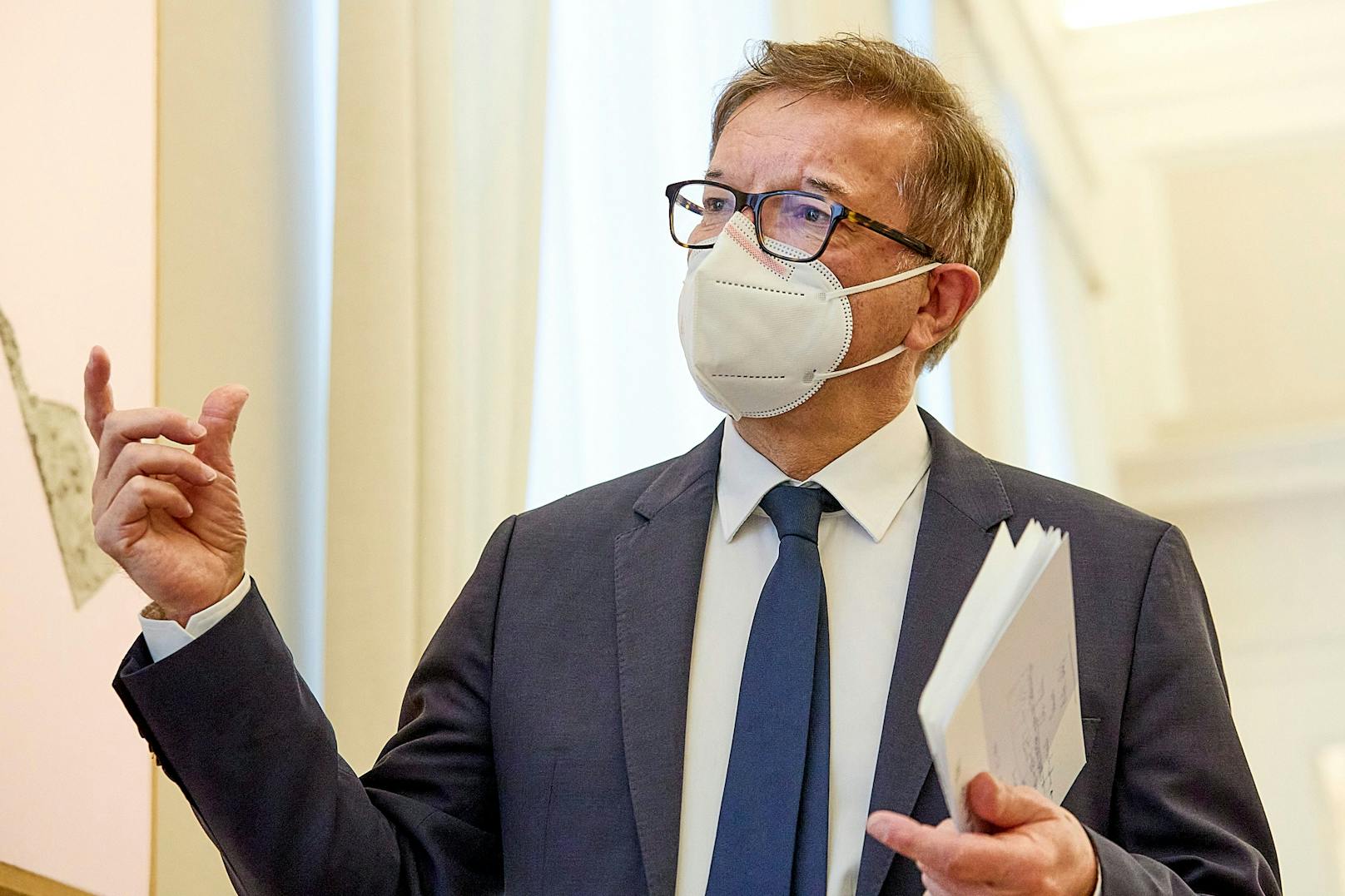 Gesundheitsminister Rudolf Anschober (Grüne) mit FFP2-Maske