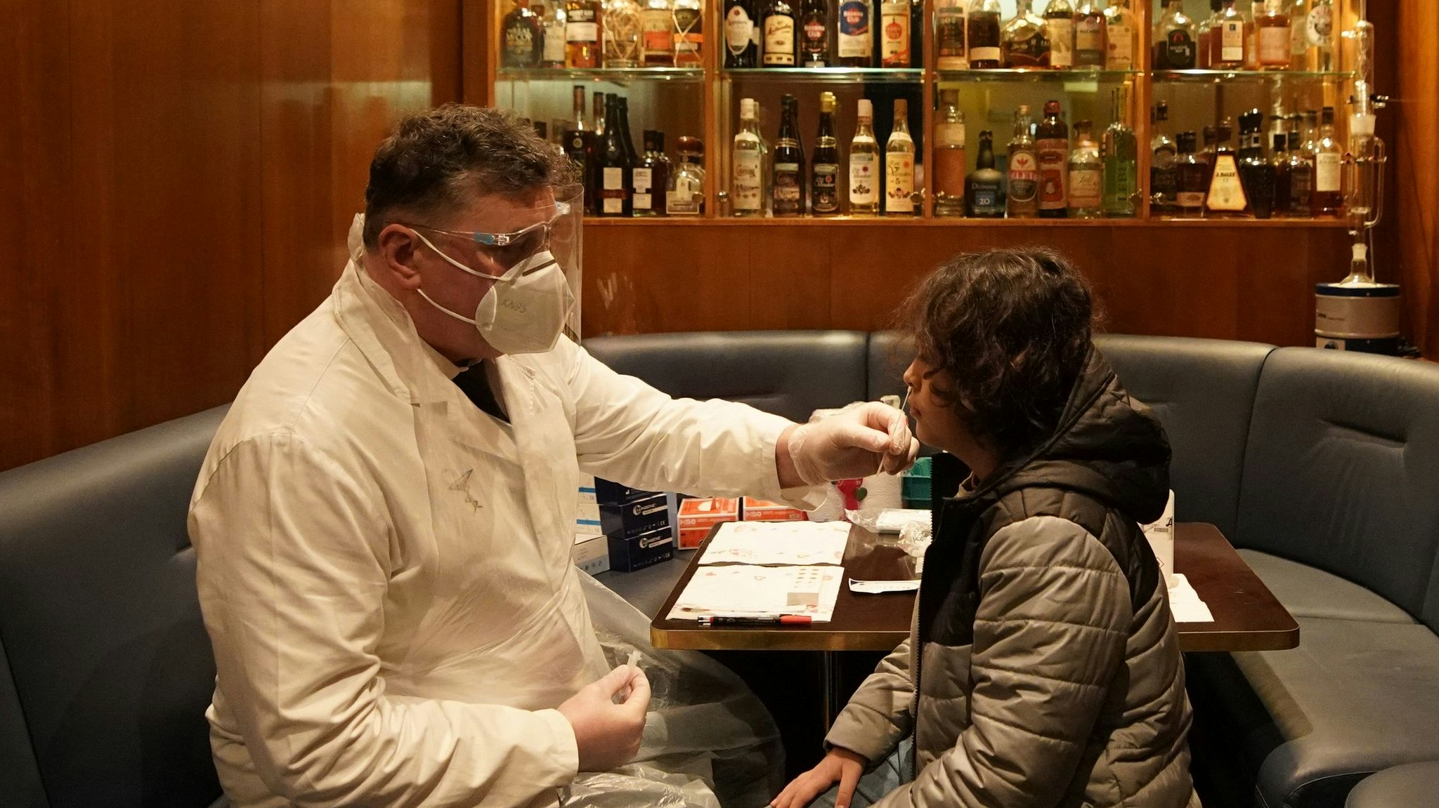 In seiner City-Bar "Dino’s Apothecary" bietet der gelernte Apotheker Heinz Kaiser nun Corona-Tests an.