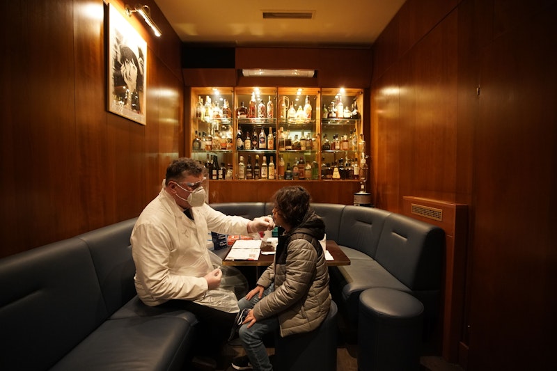 In seiner City-Bar "Dino’s Apothecary" bietet der gelernte Apotheker Heinz Kaiser nun Corona-Tests an.