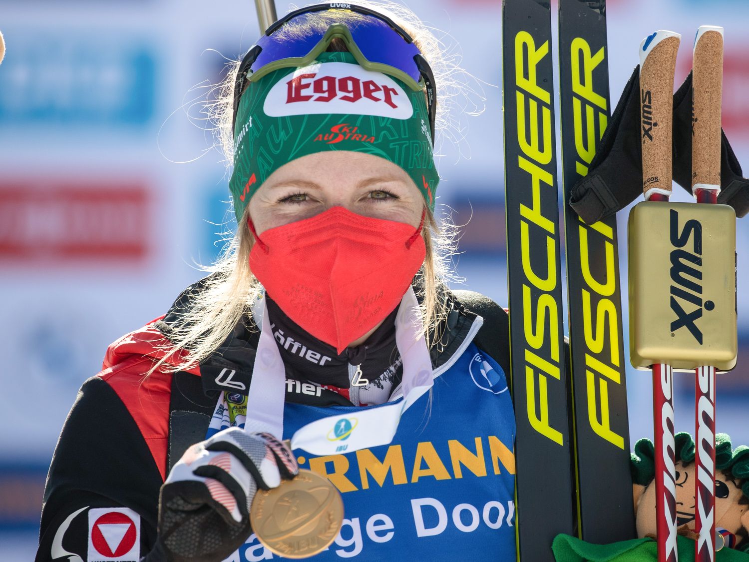 Lisa Hauser strahlt unter ihrer Maske mit der Goldenen um die Wette.