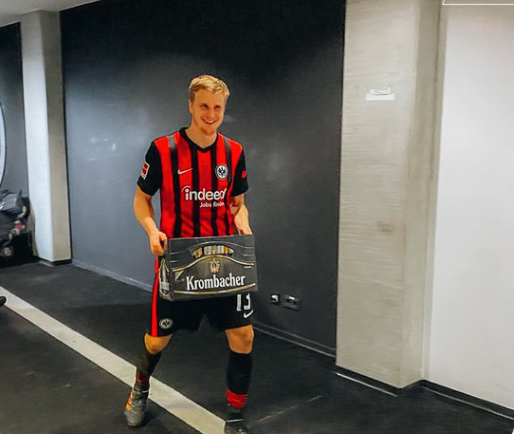 Martin Hinteregger freut sich über die Kiste Bier.