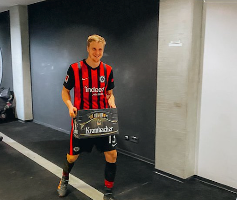 Martin Hinteregger freut sich über die Kiste Bier.