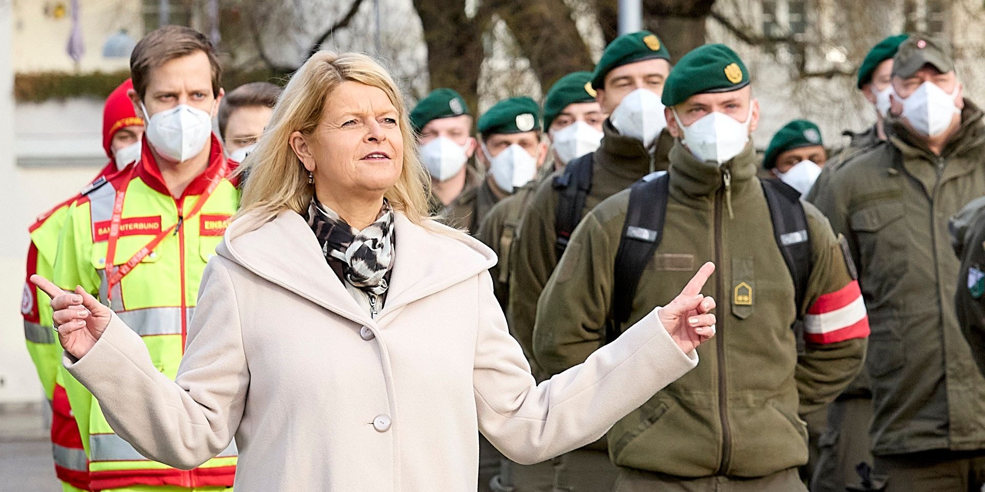 Verteidigungsministerin Klaudia Tanner mit Soldaten des Bundesheers und Sanitätern bei der Stadthalle Wien