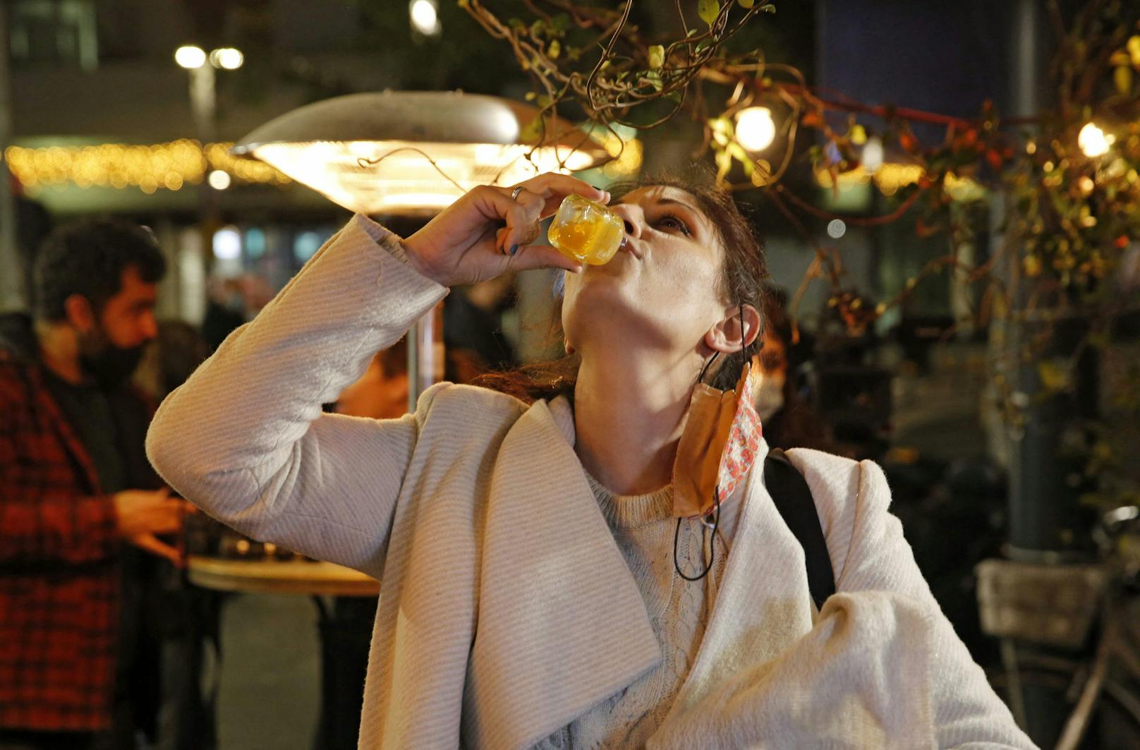 Eine Frau gönnt sich ein Glas Alkohol nach ihrer Corona-Impfung in Tel Aviv, Israel, am 18. Februar 2021