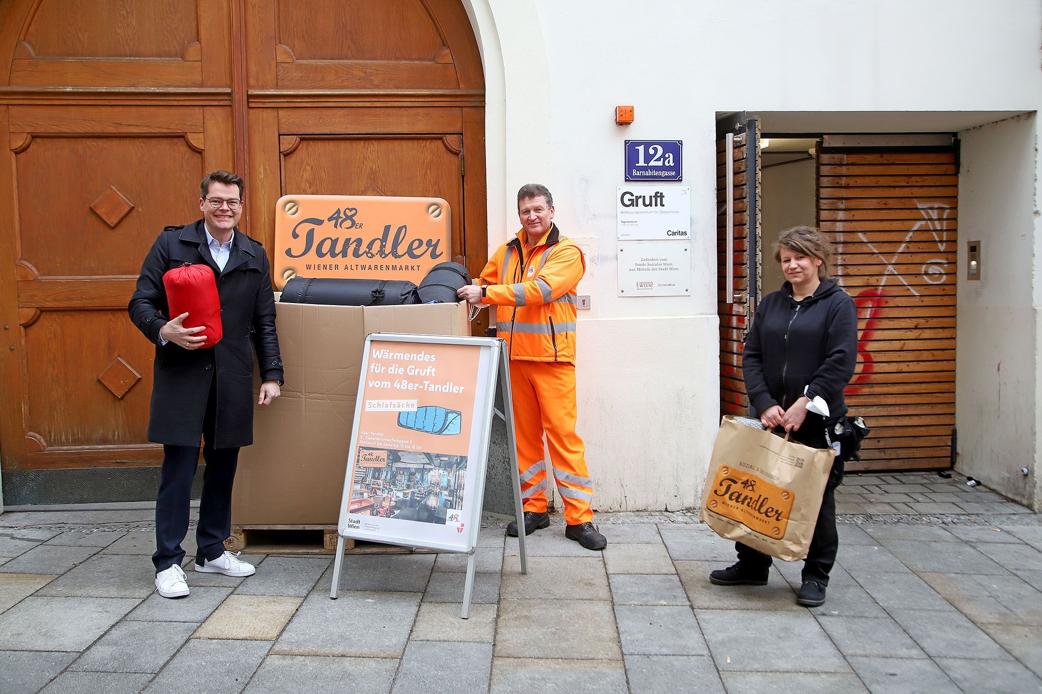 tadtrat Jürgen Czernohorszky bei der Übergabe von Schlafsäcken des MA48 Tandler an die Gruft. Die Kolleginnen und Kollegen des 48er-Tandlers sammeln und sortieren das ganze Jahr über brauchbare Wintersachen.