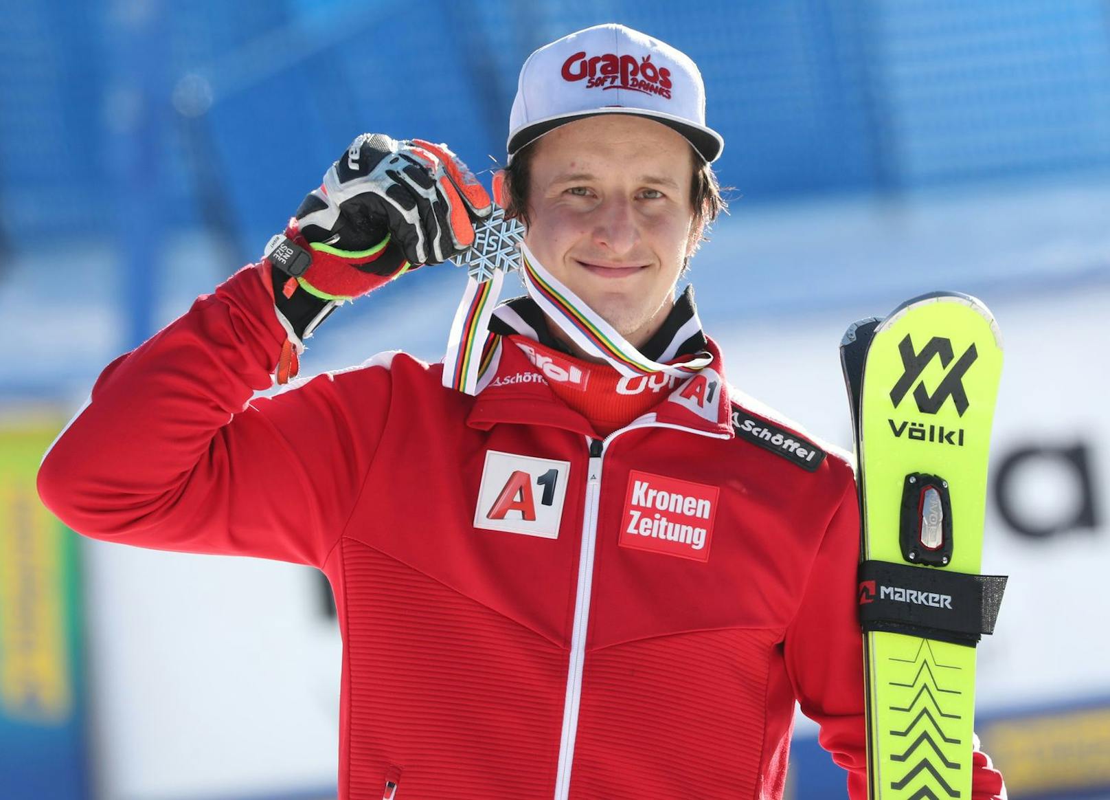 Slalom-Vizeweltmeister Adrian Pertl präsentiert seine Silbermedaille.
