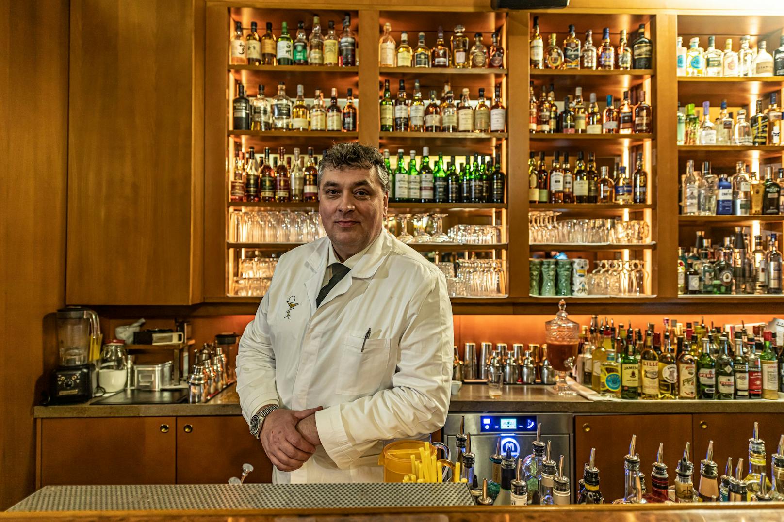 Nasenbohren statt cooler Drinks: Apotheker und Barkeeper Heinz Kaiser in seiner "Dino's Bar".