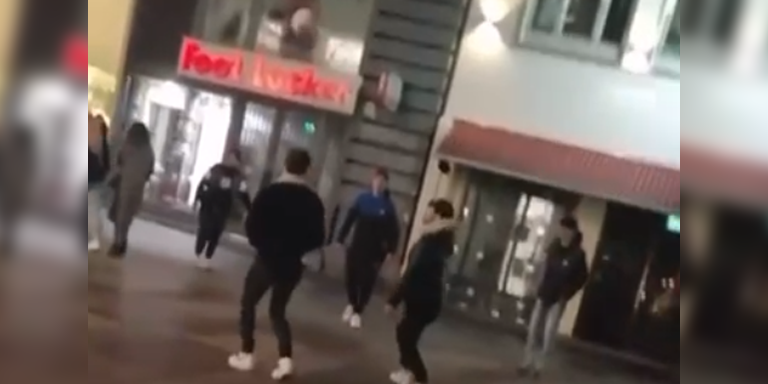 Die Teenager spielten rücksichtslos am Stephansplatz Fußball