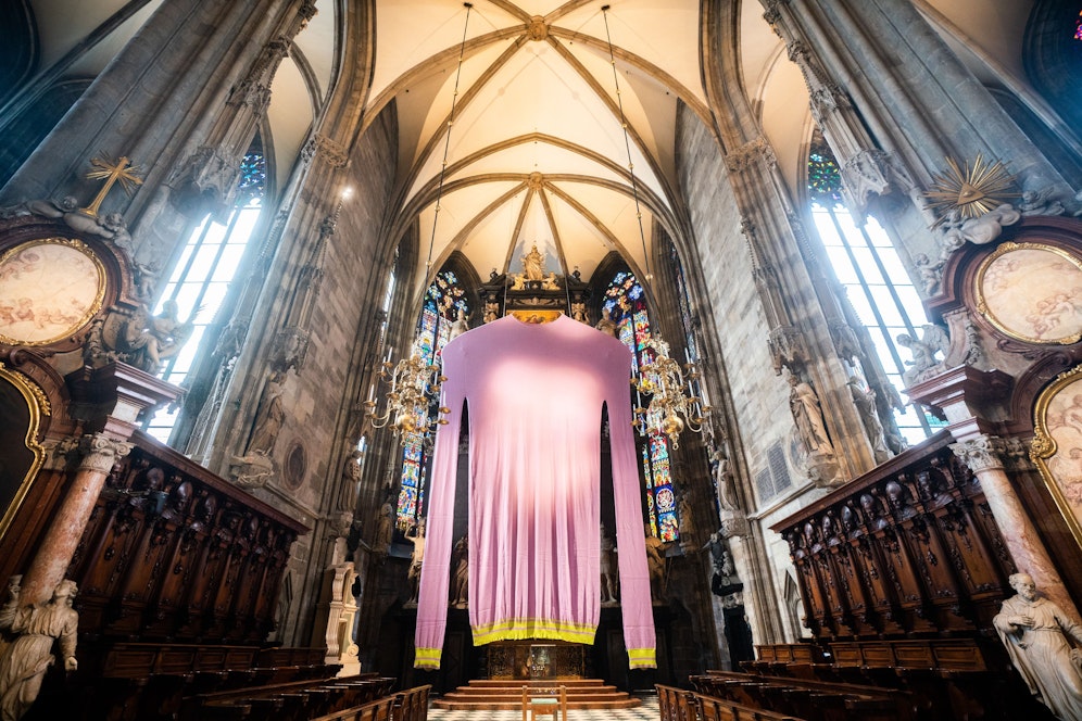 Das Erwin-Wurm-Fastentuch im Wiener Stephansdom