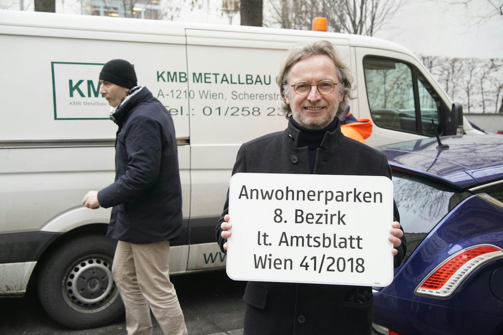 Bezirkschef Martin Fabisch (Grüne) und Josefstadts SPÖ-Klubchef Heinz Vettermann montierten am Montag die erste Zusatztafel für die Anrainerparkplätze selbst.