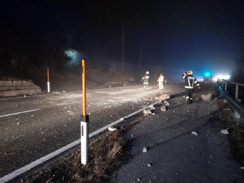 Auf der B145 zwischen Bad Ischl und Ebensee war die Lawine abgegangen. Mitarbeiter der Straßenmeisterei Bad Ischl übernahmen die Aufräumarbeiten.