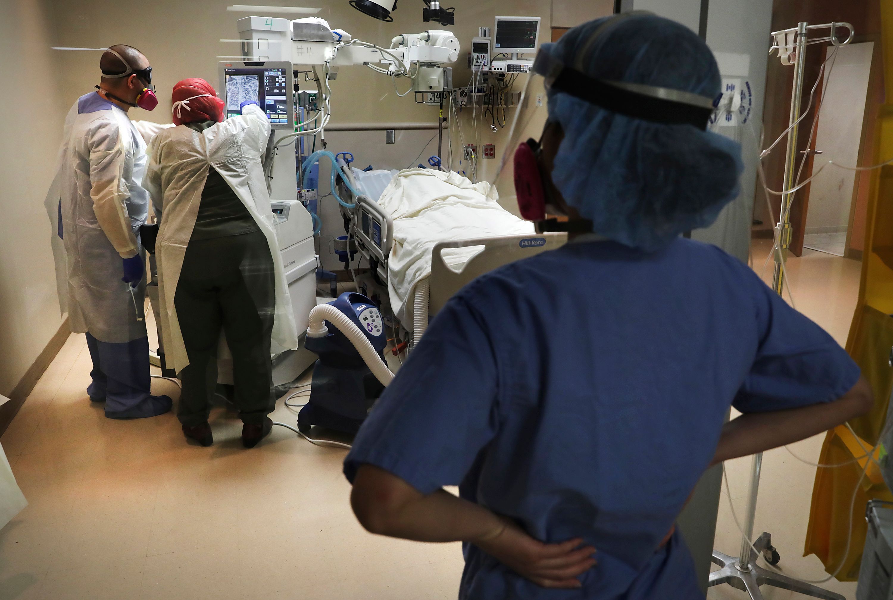 Download von www.picturedesk.com am 22.02.2021 (10:14).  May 27, 2020, San Antonio, Texas, USA: Covid nurses at Northeast Baptist Hospital prepare for a chest xray of a patient in the Covid ICU, on Wednesday, May 27, 2020. (Credit Image: © Bob Owen/San Antonio Express-News via ZUMA Wire) - 20200527_PD12931 - Rechteinfo: Rights Managed (RM)