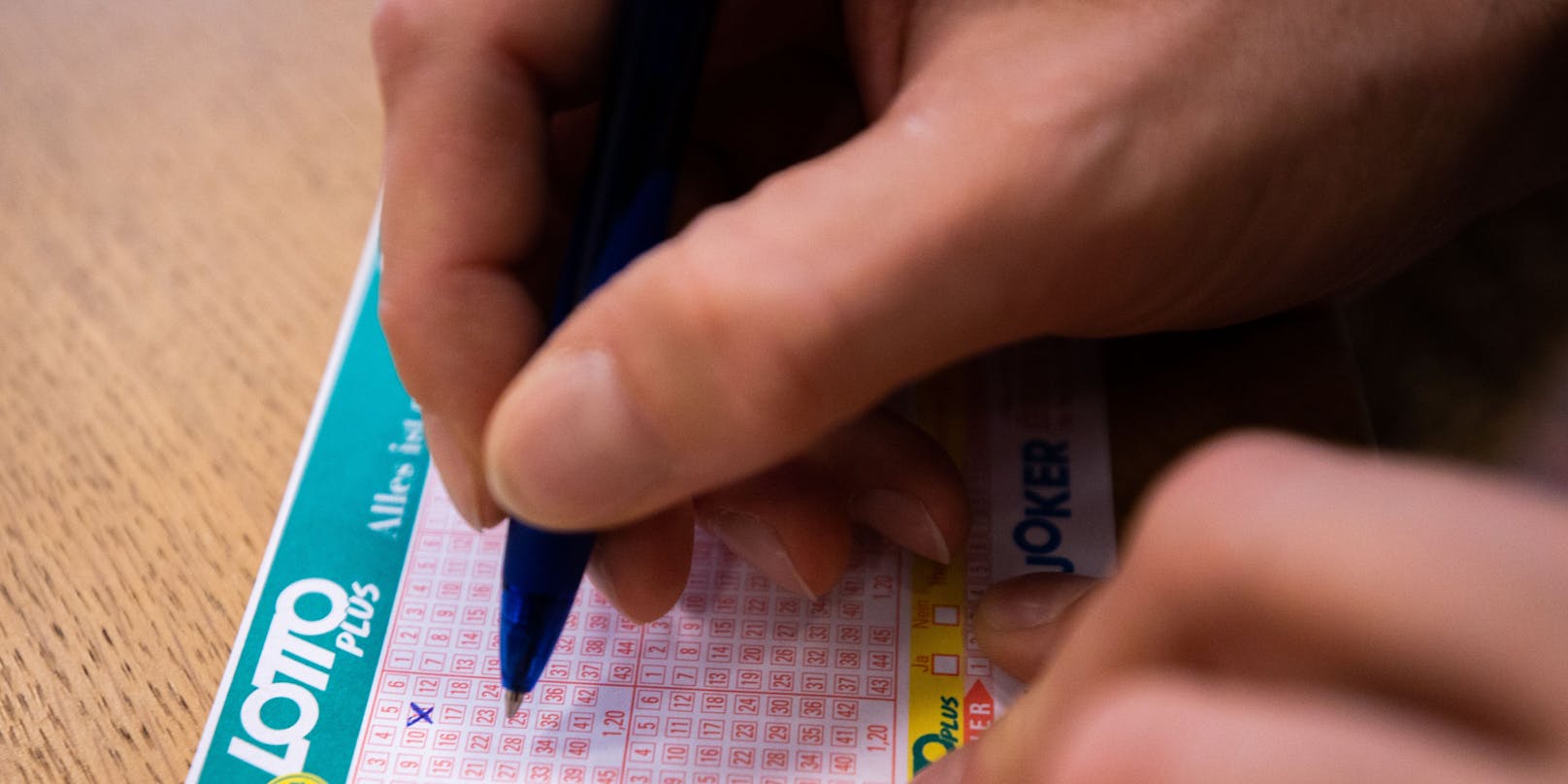 Lotto 6 aus 45: Kreuzerl werden auf einem Normalschein gesetzt. Symbolbild