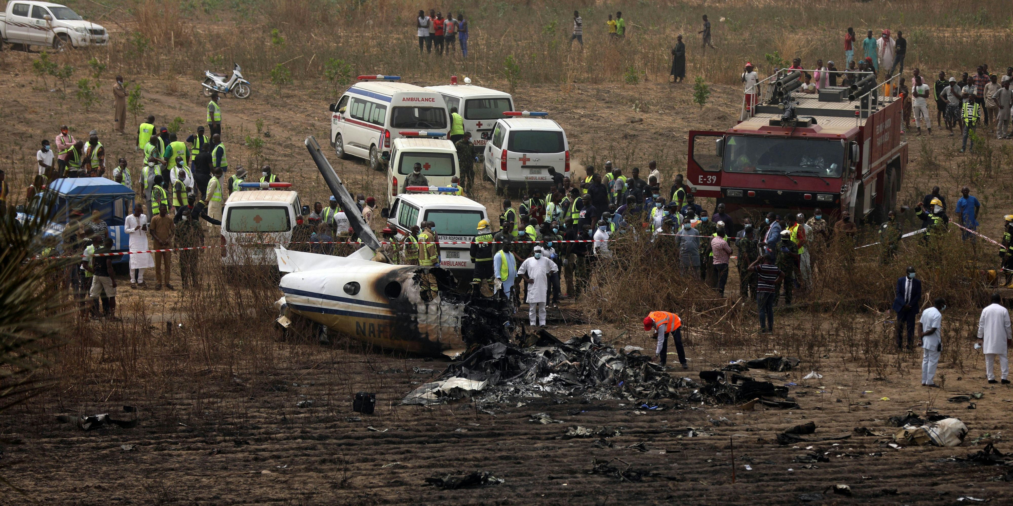 Download von www.picturedesk.com am 22.02.2021 (08:10).  People gather at the scene of a military plane crash in Bassa, near Abuja, Nigeria, Sunday, Feb. 21, 2021. A military plane crashed in Nigeria on Sunday, killing all seven people on board, said officials. The King Air 350 plane had just taken off from the airport in Abuja, Nigeria's capital, when it reported engine failure and tried to return, said Ibikunle Daramola, a spokesman for the Nigerian Air Force in a tweet. (AP Photo) - 20210221_PD7677 - Rechteinfo: Rights Managed (RM)