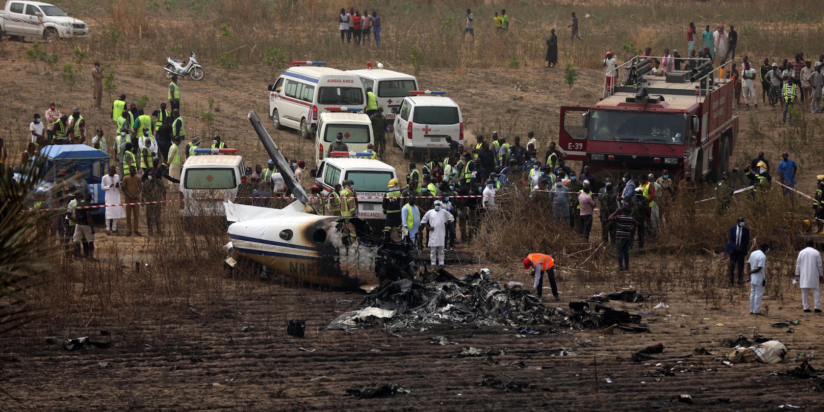 Rettungskräfte im Einsatz bei dem Militärflugzeug-Absturz in Nigeria.&nbsp;