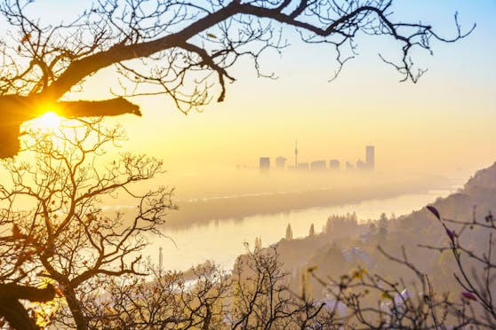 Blick bei Sonnenaufgang vom Leopoldsberg über Kahlenbergerdorf hinaus über die Donau.