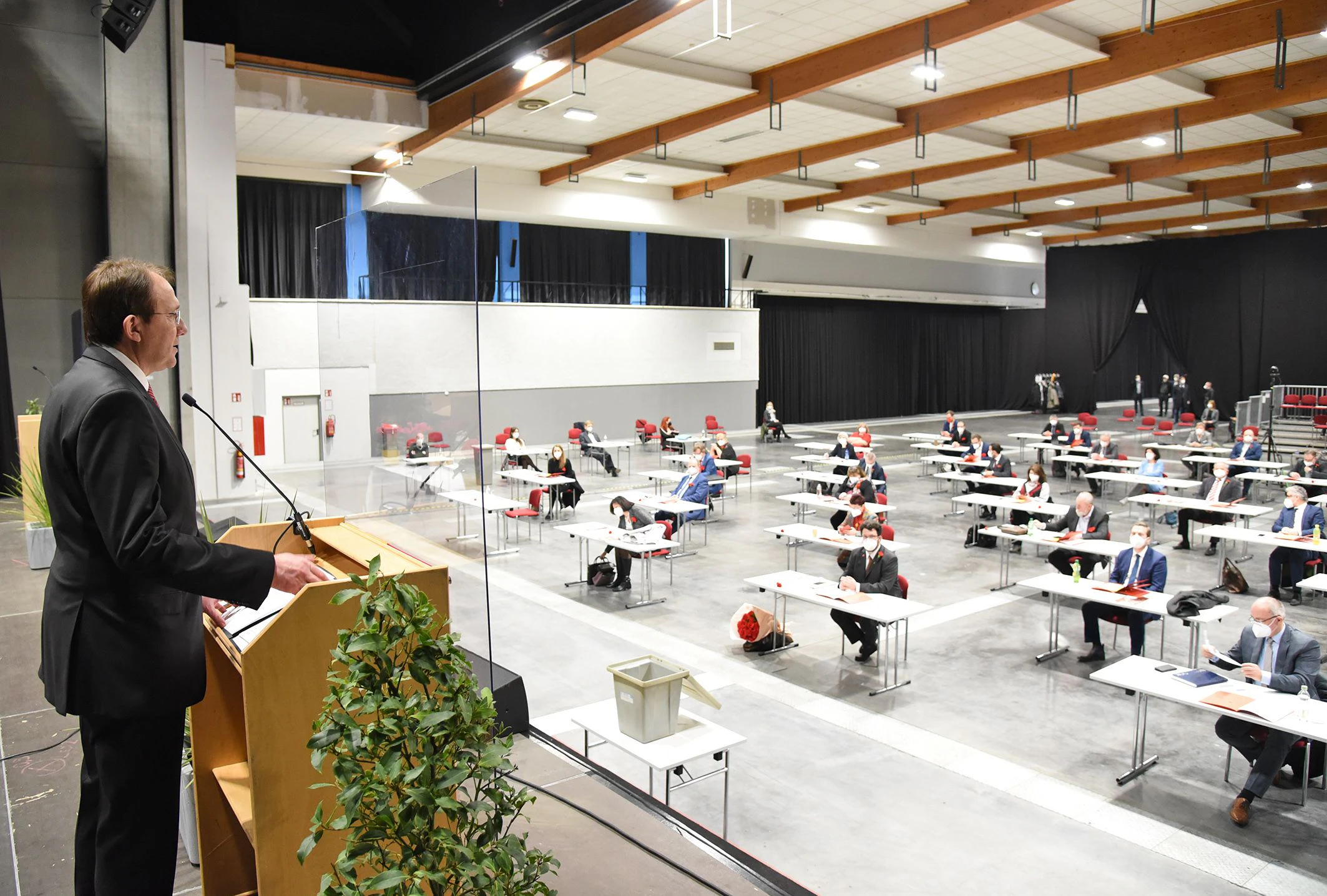 Die konstituierende Sitzung fand unter strengen Sicherheitsabständen statt.