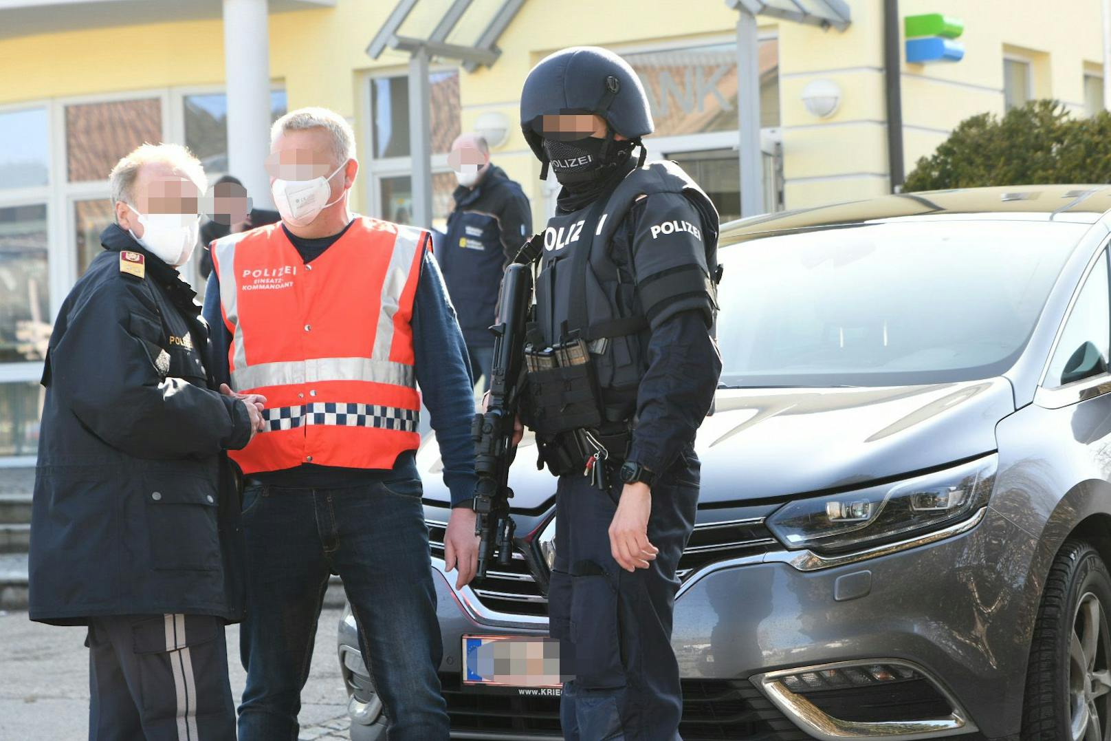 Beamte der Cobra fassten den Täter in Taufkirchen an der Pram. Im Bild: Der Einsatz direkt nach der Tat.