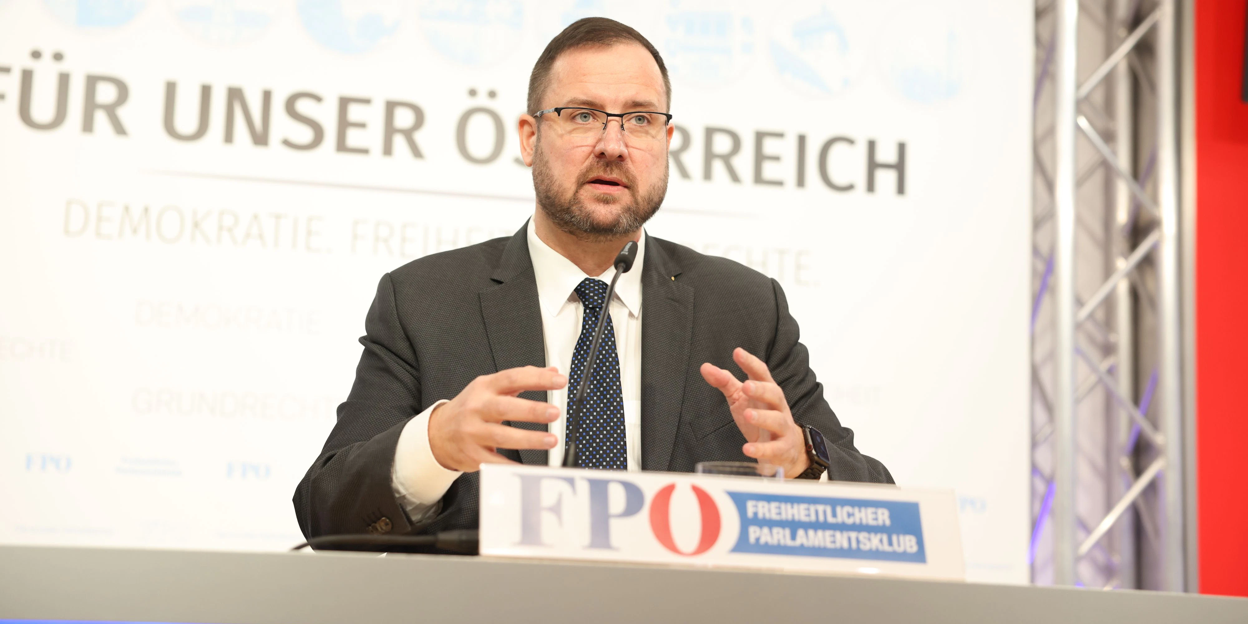 Knapp vor 11 Uhr trat Christian Hafenecker vor die Medien, um die "Bombe" platzen zu lassen. 