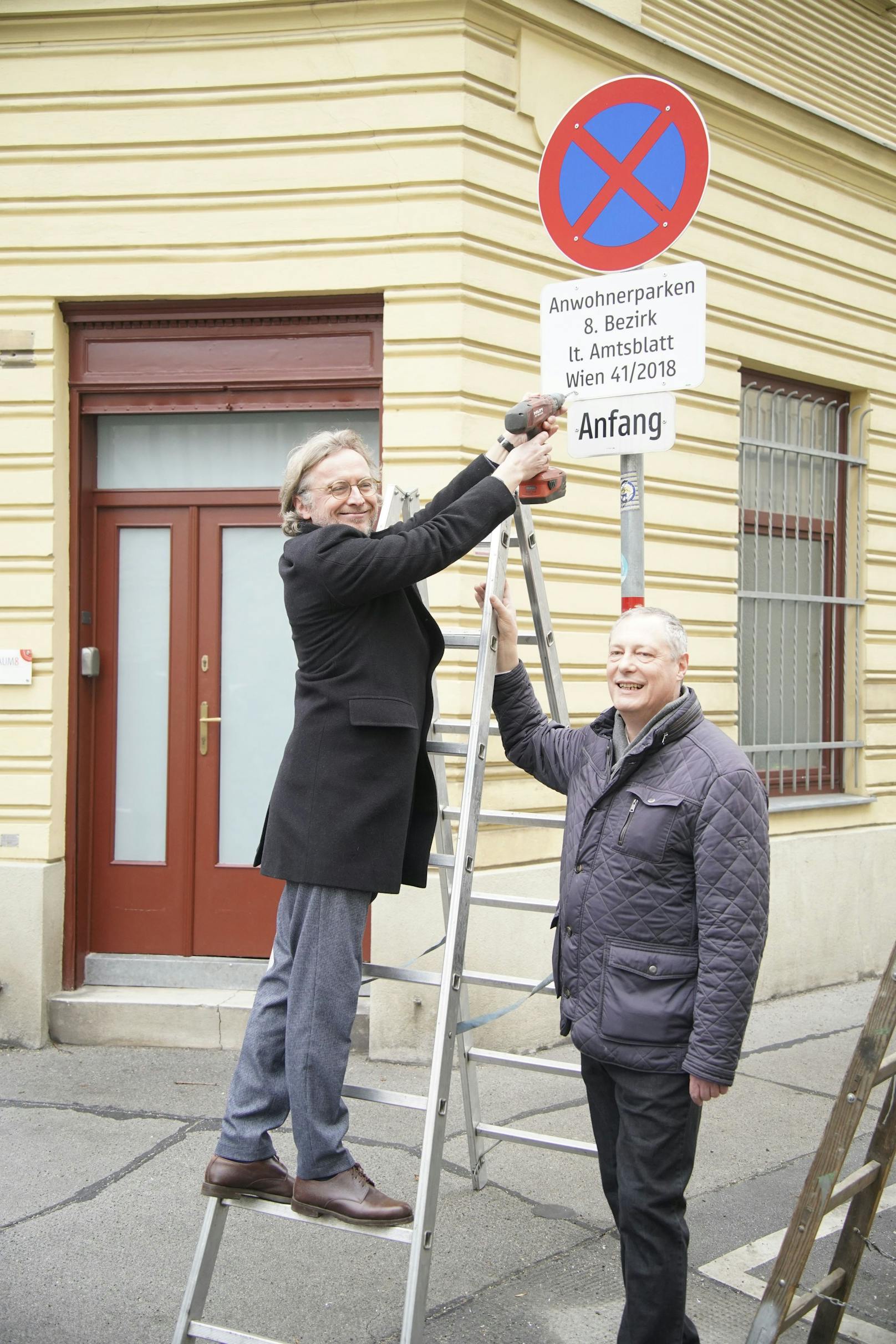 Bezirkschef Martin Fabisch (Grüne) und Josefstadts SPÖ-Klubchef Heinz Vettermann montierten am Montag die erste Zusatztafel für die Anrainerparkplätze selbst.