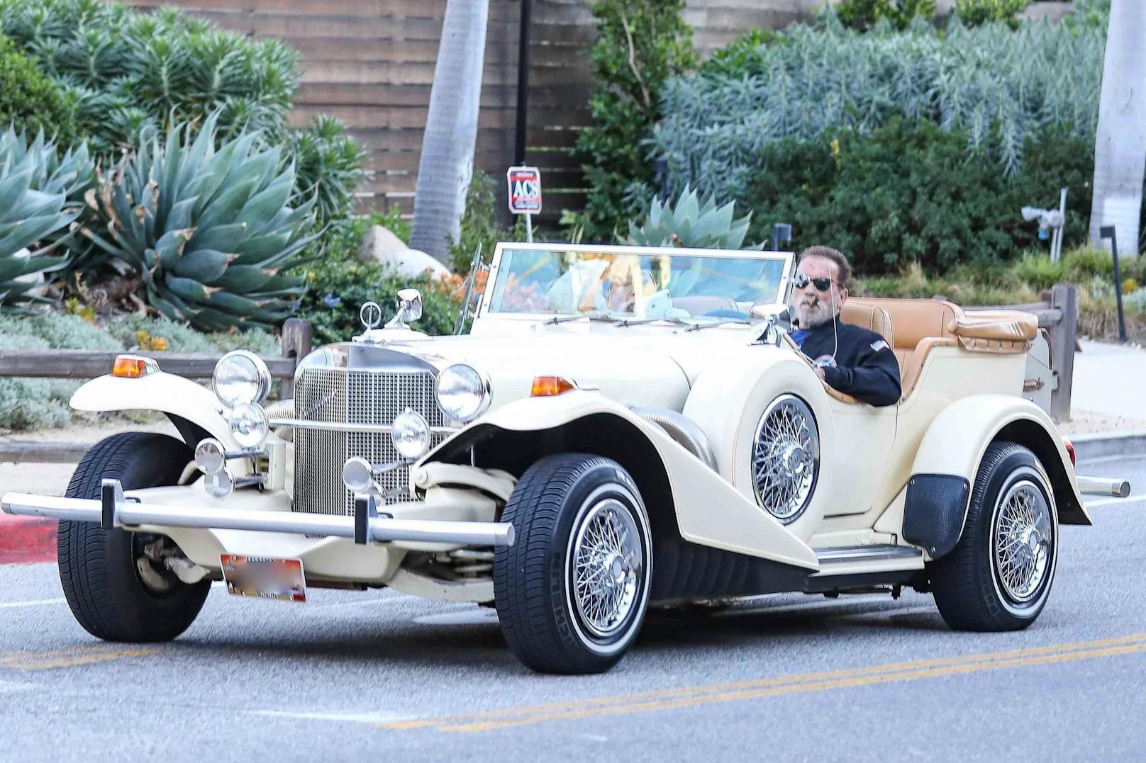 Terminator" Arnold Schwarzenegger düste mit Oldtimer und Zigarre im Mund durch Santa Monica (Kalifornien). 