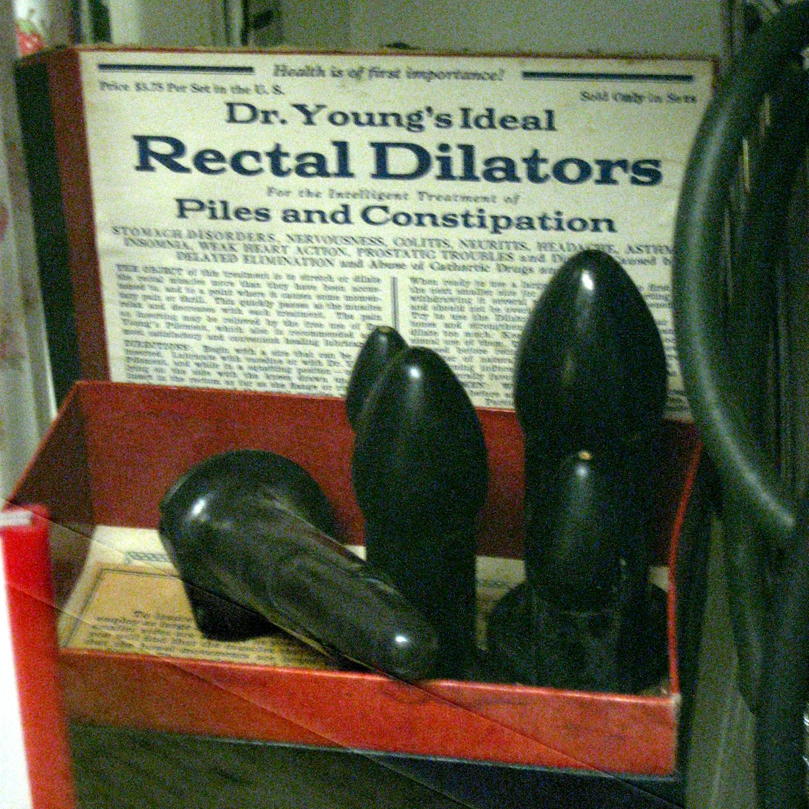 Nach ihm war das Set auch benannt: Es trug die vielversprechende Bezeichnung "Dr. Young’s Ideal Rectal Dilators".<br>