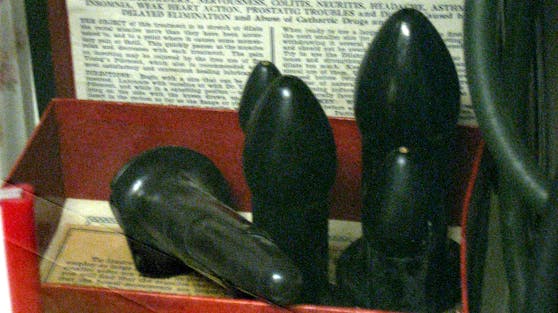 Aber das ist doch …? Nein, was aussieht wie unterschiedlich große Butt-Plugs, wurde einst als Set von medizinischen Instrumenten angepriesen.