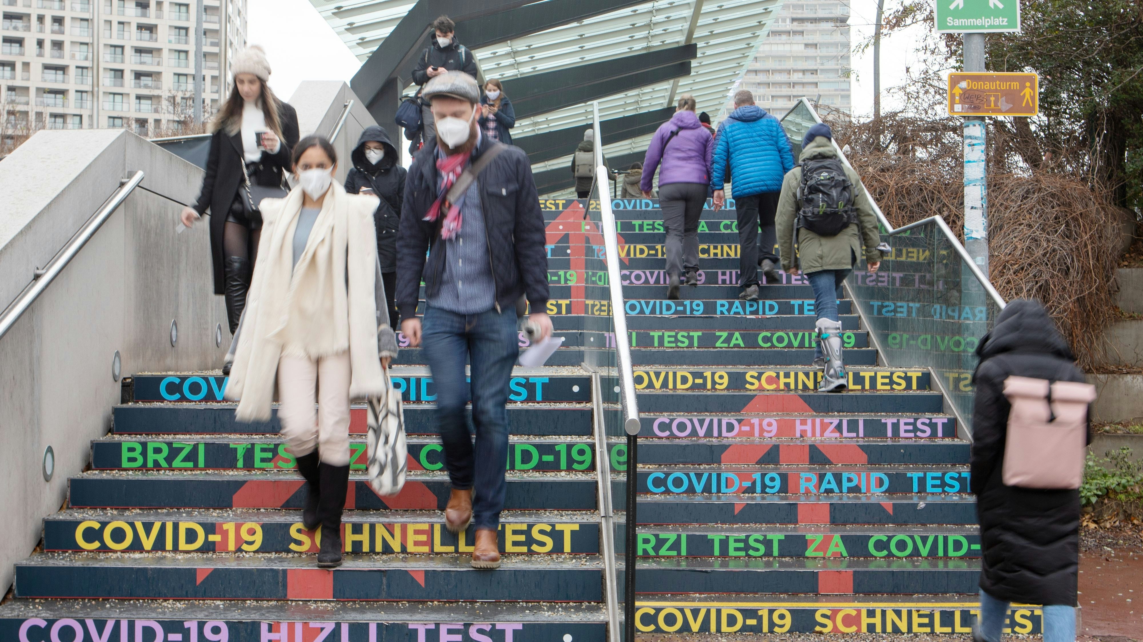 Download von www.picturedesk.com am 22.02.2021 (08:39).  ÖSTERREICH; WIEN; 20201223; Menschen tragen Schutzmasken am Weg zu dem Antigen Schnelltest an einer Stiege bei dem Austria Center Vienna in Wien am 23. Dezember 2020. Die Bereitschaft der österreichischen Bevölkerung hat nach der geringen Teilnahme an dem Corona Virus (COVID-19) vor Weihnachten stark zugenommen. /// AUSTRIA; VIENNA; 20201223; People wear protective masks on the way to the rapid antigen test on a staircase at the Austria Center Vienna in Vienna on December 23, 2020. The willingness of the Austrian population has increased sharply before Christmas after the low participation in the Corona Virus (COVID-19). - 20201223_PD2303 - Rechteinfo: Rights Managed (RM)