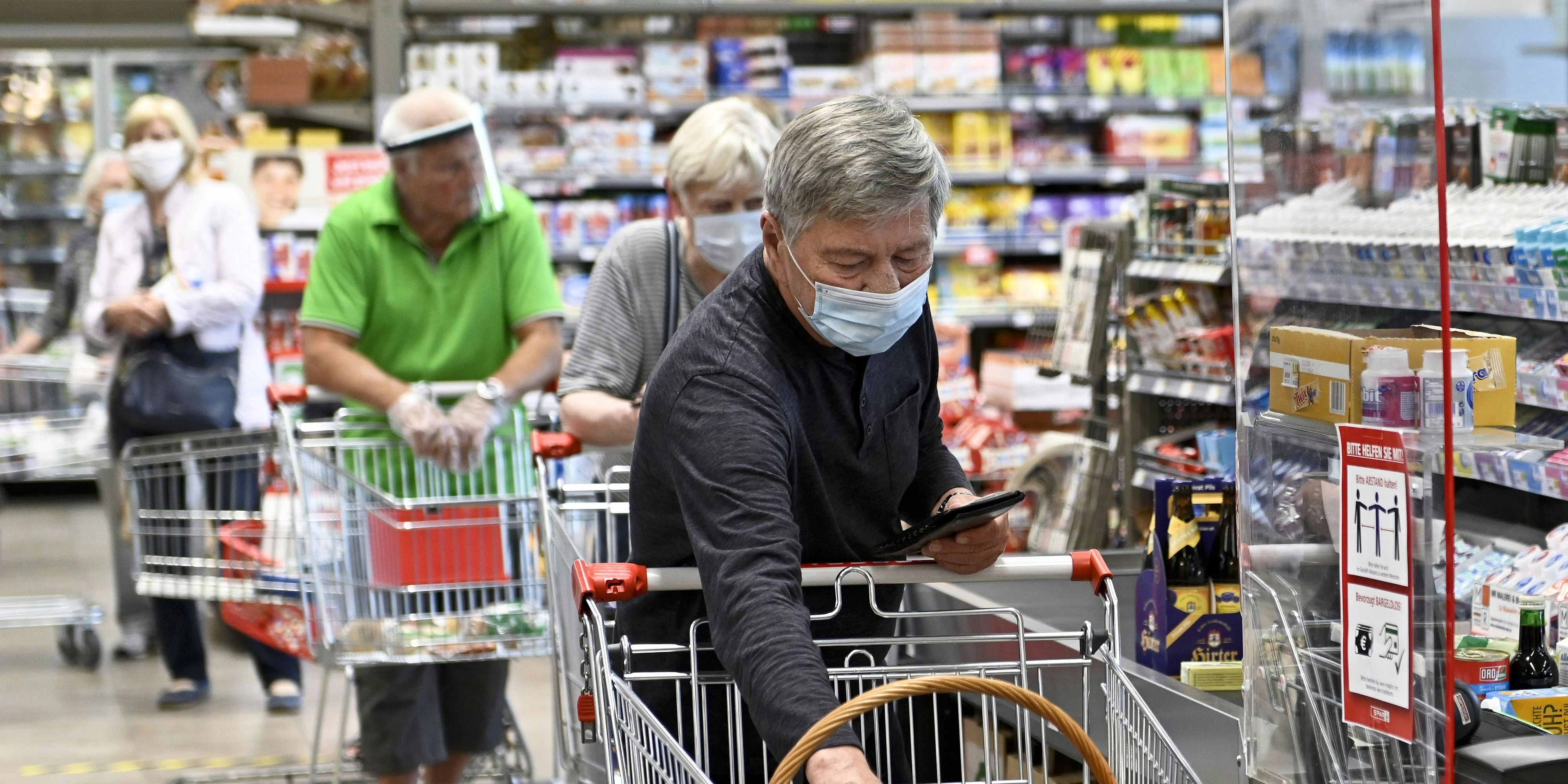 Eine Warteschlange in einem österreichischen Supermarkt. Symbolbild.