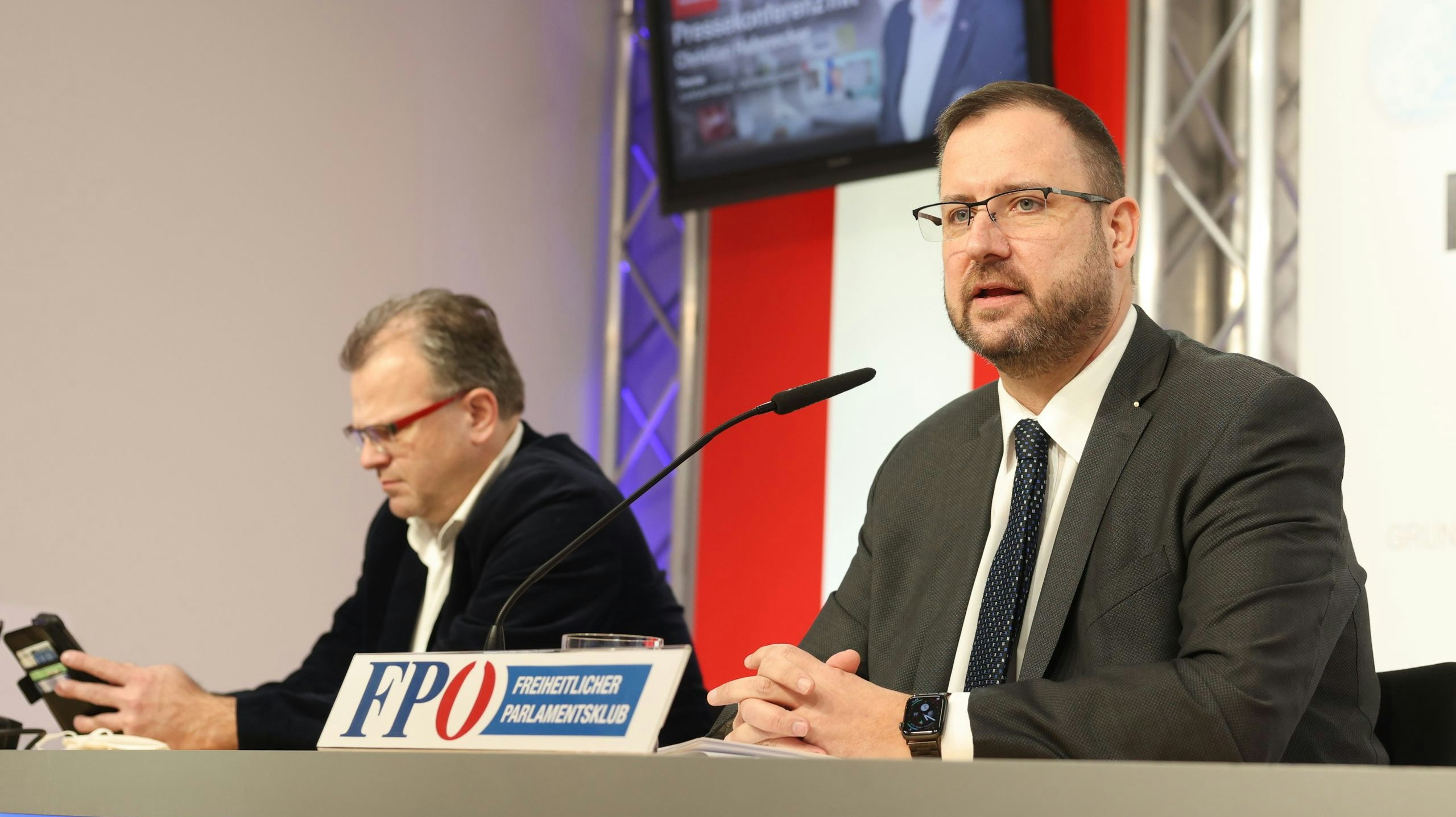 FPÖ-Mediensprecher Christian Hafenecker ließ am 22. Februar 2021 die "Bombe" platzen