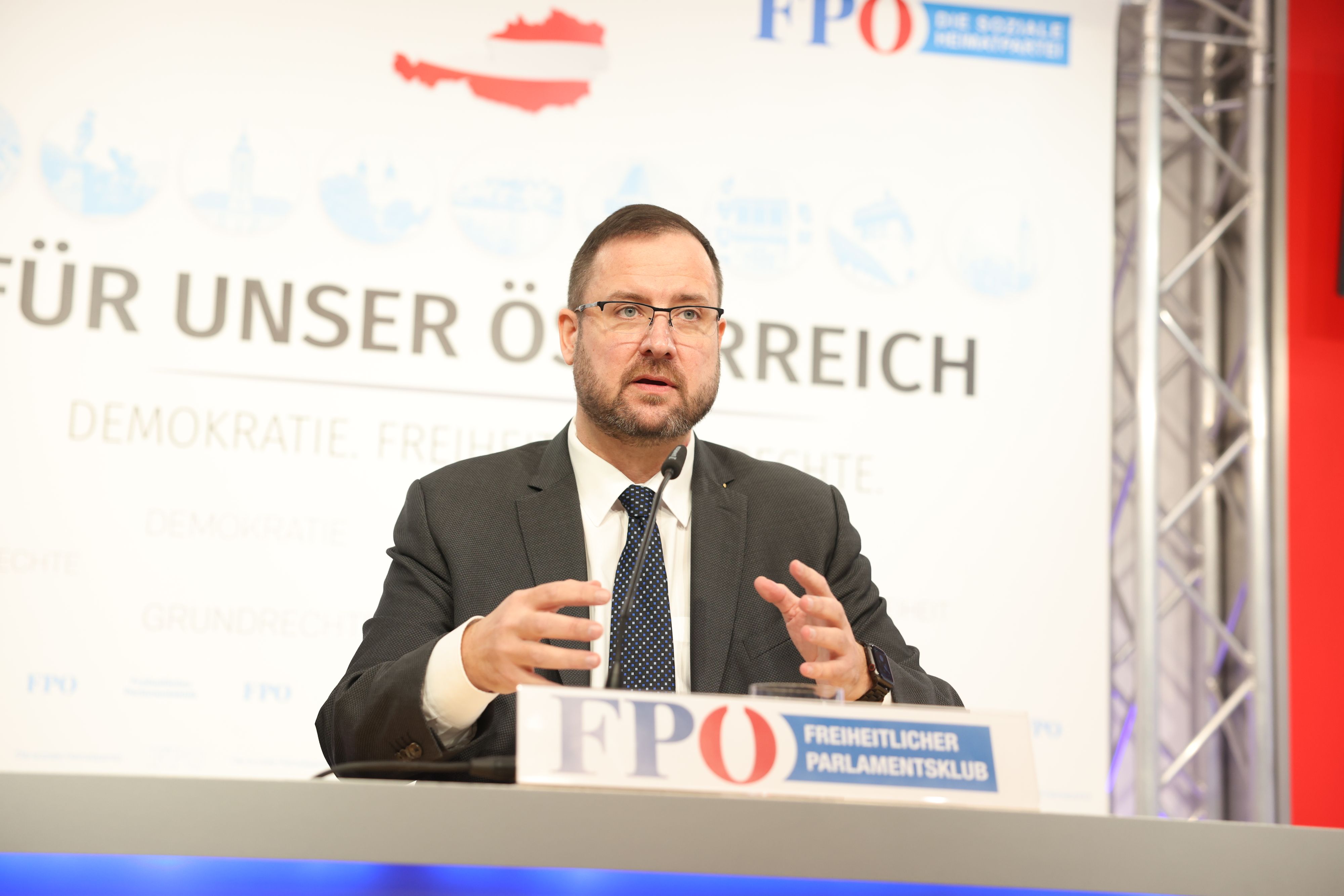 FPÖ-Mediensprecher Christian Hafenecker ließ am 22. Februar 2021 die "Bombe" platzen