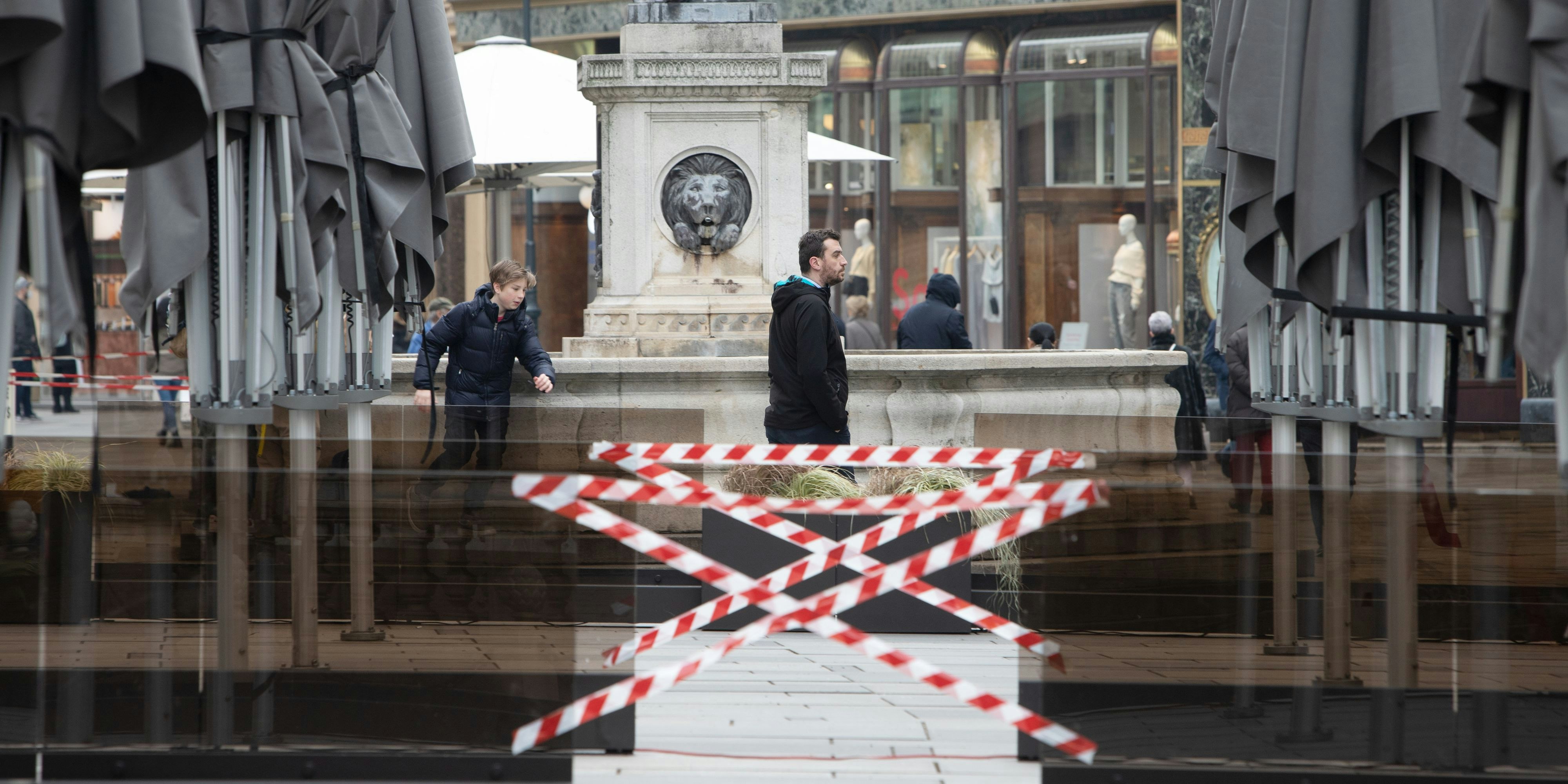Download von www.picturedesk.com am 22.02.2021 (08:41).  Menschen ohne FFP2 Masken gehen zwischen mit Bändern gesperrten Gastgarten eines Kaffes in der Innenstadt in Wien am 19.Februar 2021. Die Gastronomie bleibt wegen der Corona Virus (Covid-19) Pandemie in Österreich weiter geschlossen. Gleitzeitg fordert der Gesundheitsminister eine Maskenpflicht am öffentlichen Plätzen. /// People without FFP2 masks walk between the cordoned guest garden of a coffee shop in the city center in Vienna on February 19, 2021. The gastronomy remains closed due to the Corona Virus (Covid-19) pandemic in Austria. The health minister calls for a mask requirement in public places. - 20210220_PD3268 - Rechteinfo: Rights Managed (RM)