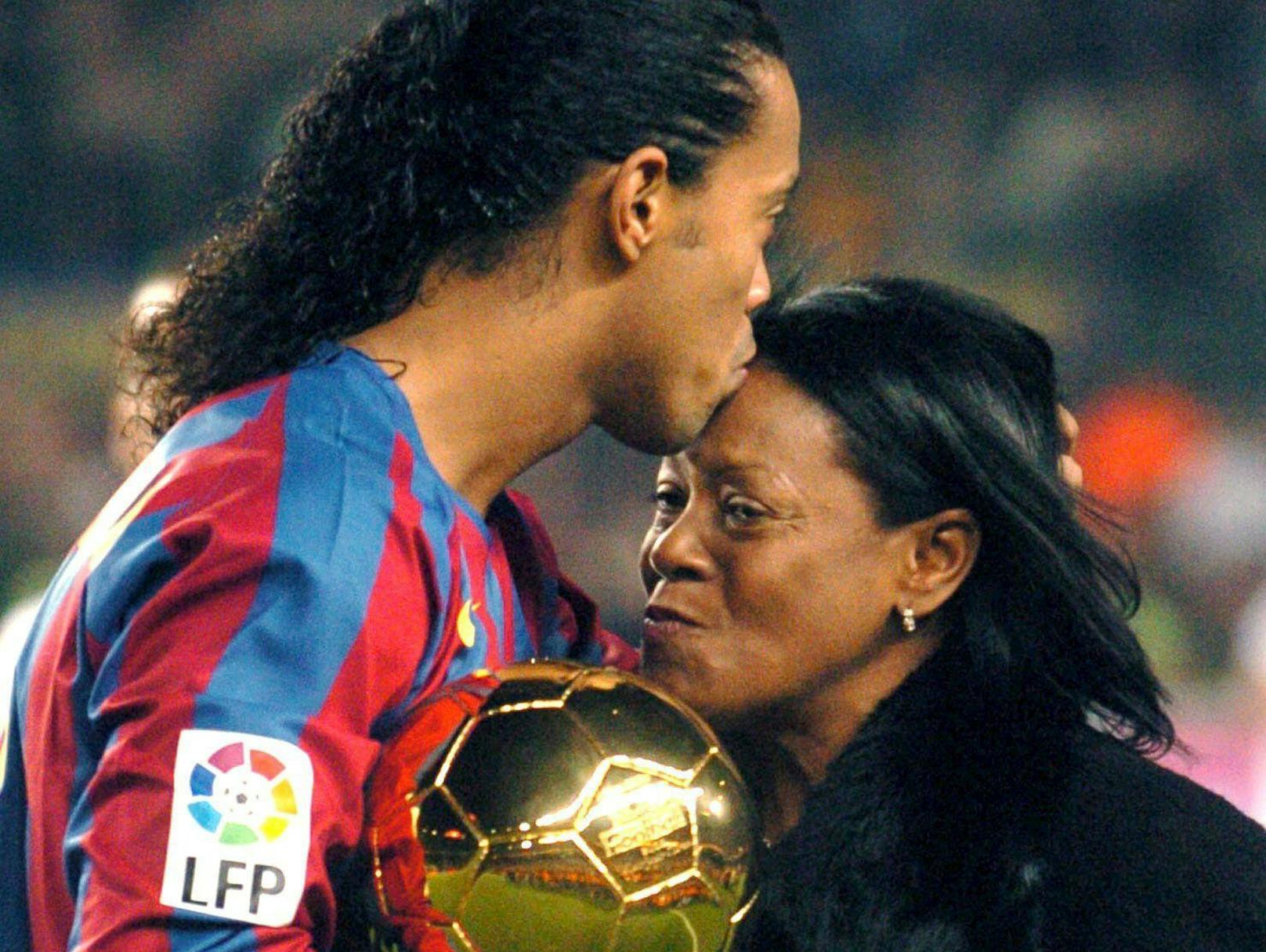 Ronaldinho Gaucho freut sich 2005 mit seiner Mutter Miguelina Elói Assis dos Santos über den Goldenen Ball.