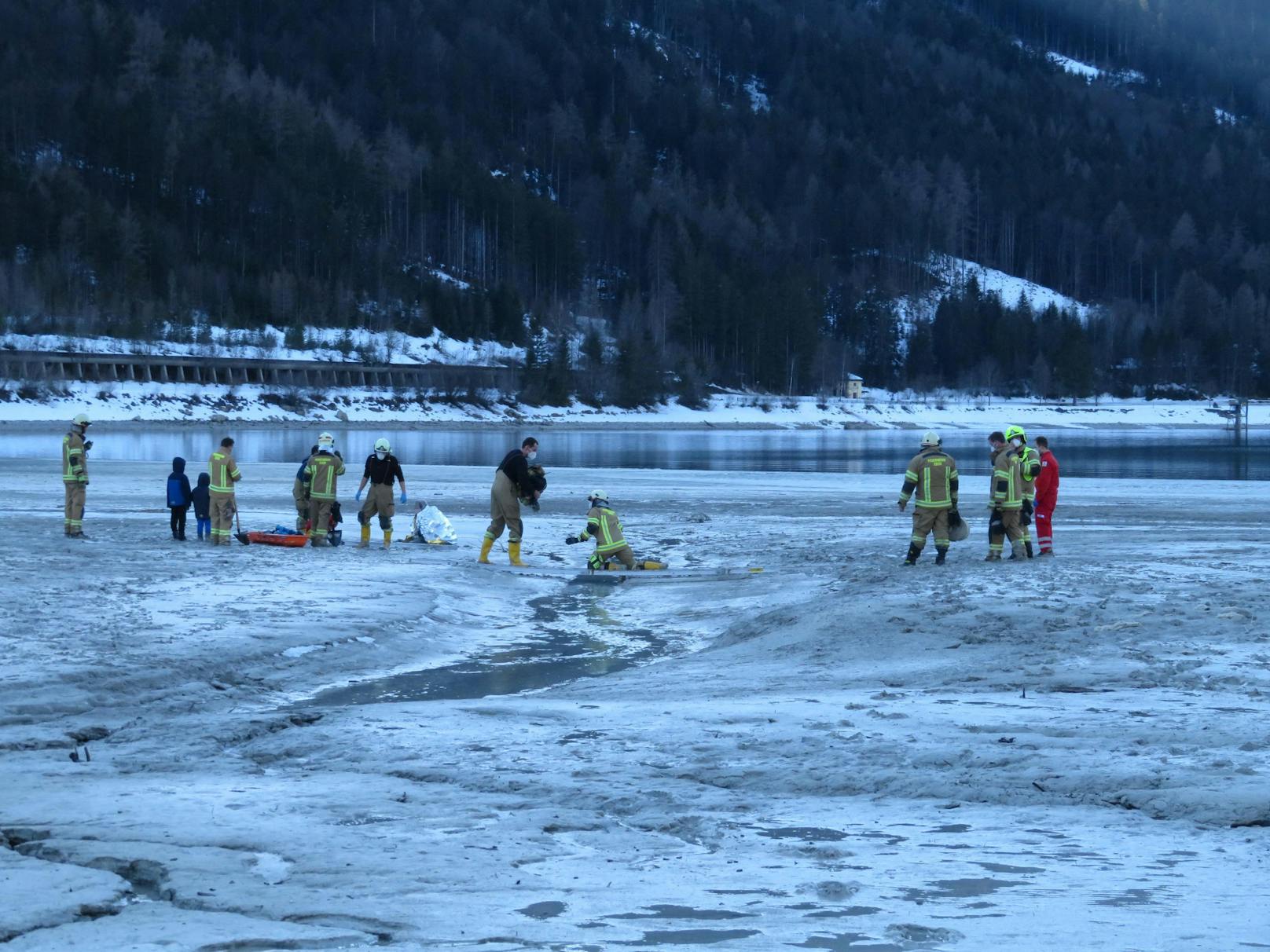 Fotos des Rettungseinsatzes am Ufer des Achensees am 21. Februar 2021 