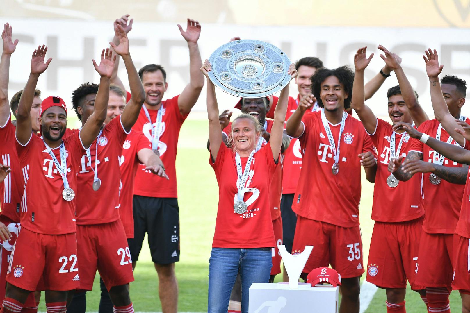 Kathleen Krüger feiert mit den Bayern-Stars die Meisterschaft.