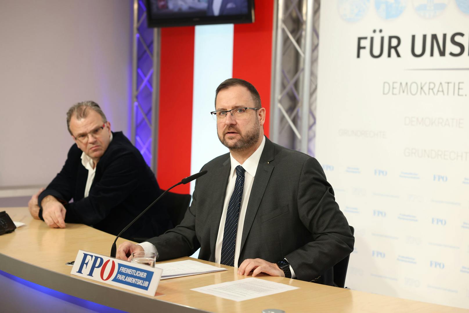 FPÖ-Mediensprecher Christian Hafenecker ließ am 22. Februar 2021 die "Bombe" platzen