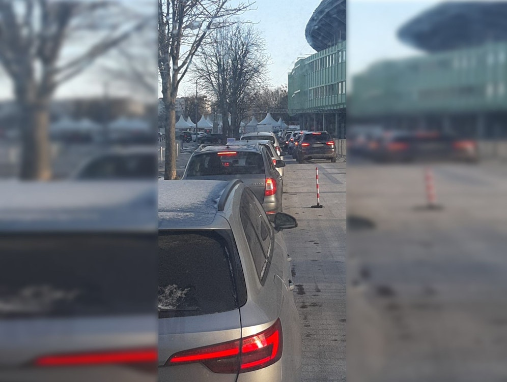 Die Auto-Schlange in der Teststraße war lang.